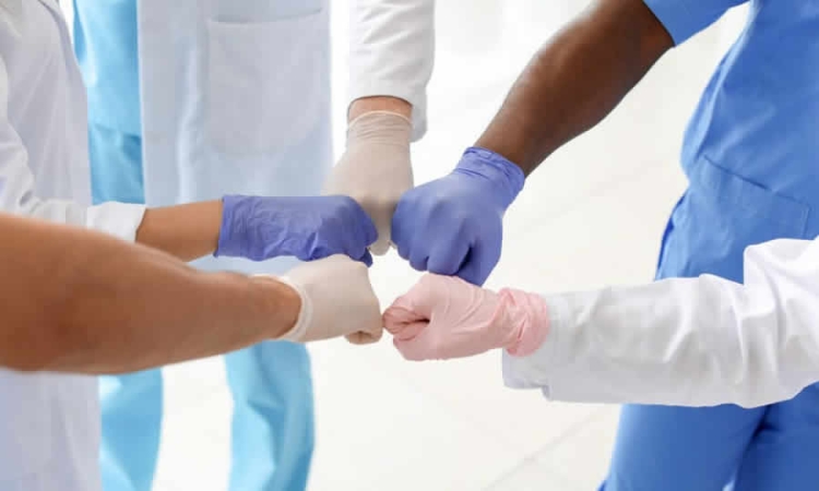 Texto de tutela mediante la cual la Corte protegió derechos de identidad étnica en demanda en contra de la Secretaría de Salud de Buenaventura, que se negó a entregar el cadáver de la autoridad indígena