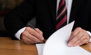 ¿El personal contratado para ejecutar un contrato de obra pública, debe estar vinculado como empleado o como contratista?: CGR responde