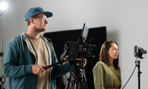 Ingresos de TV por suscripción caen mientras TV comunitaria crece: MinTic revela estadísticas clave de la televisión en Colombia.