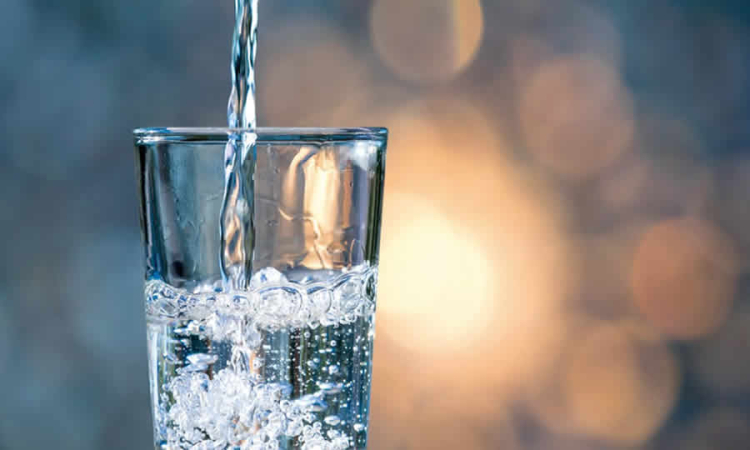 ¿Cuáles son las consideraciones de la CRA sobre el desincentivo al consumo excesivo de agua potable y cómo afectan la financiación y la recaudación de recursos por parte de los prestadores?