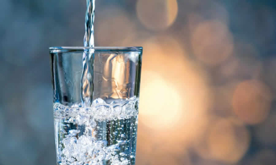 ¿Cuáles son las consideraciones de la CRA sobre el desincentivo al consumo excesivo de agua potable y cómo afectan la financiación y la recaudación de recursos por parte de los prestadores?